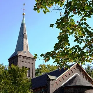 Turm einer Kirche.