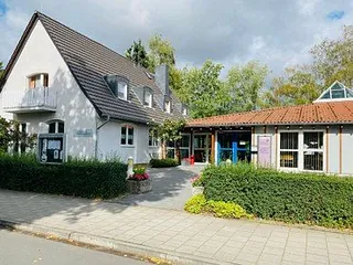 Weißes Haus mit Garten.